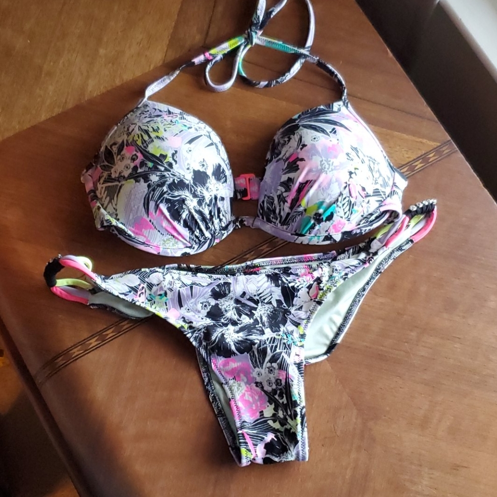 EUC Victoria's Secret push up bikini 32D/medium